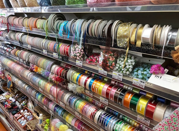 こんにちは！当店では包装資材やイベント商品を中心に、個人の方から業者の皆様まで、地域のニーズに合った親しみやすい店舗作りを目指しています。気軽に入れるお店です。スタッフ一同ご来店を心よりお待ち致しております。
