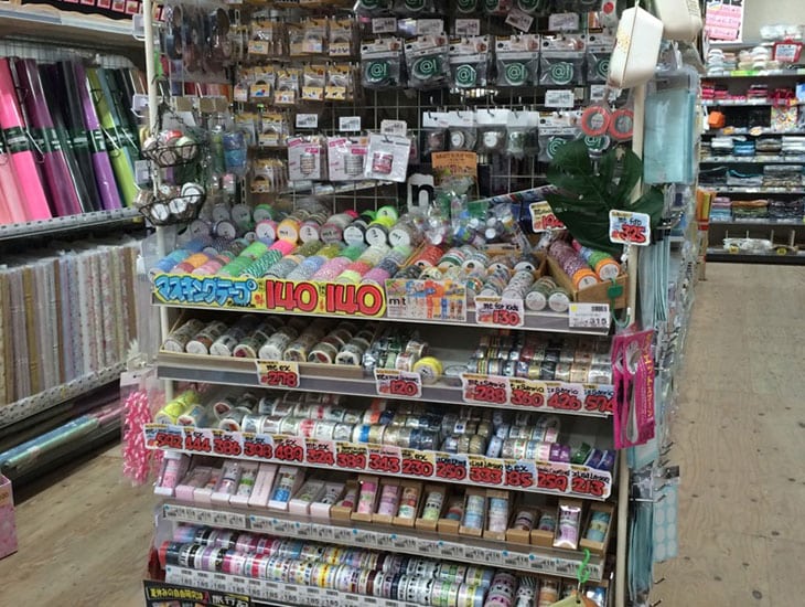 POP用品、リボン、紙袋、ポリ袋、包装紙、事務用品、店飾、季節の商品、その他にも色々、取り揃えてあります。業者の方から一般のお客様まで、笑顔がモットーの私達が、お待ちしております。