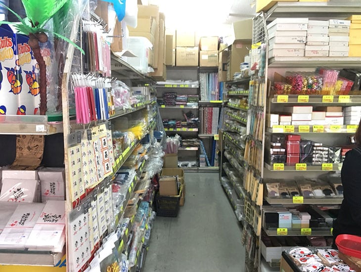国際通りと公設市場の中間に位置しており、包装用品・商店用品・生活用品・パーティーグッズ等が店内所狭しと溢れ、掘り出し物が見つかりそうなお店です。貴店名入れオリジナル袋も出来ます。皆様のご来店をお待ちしております。