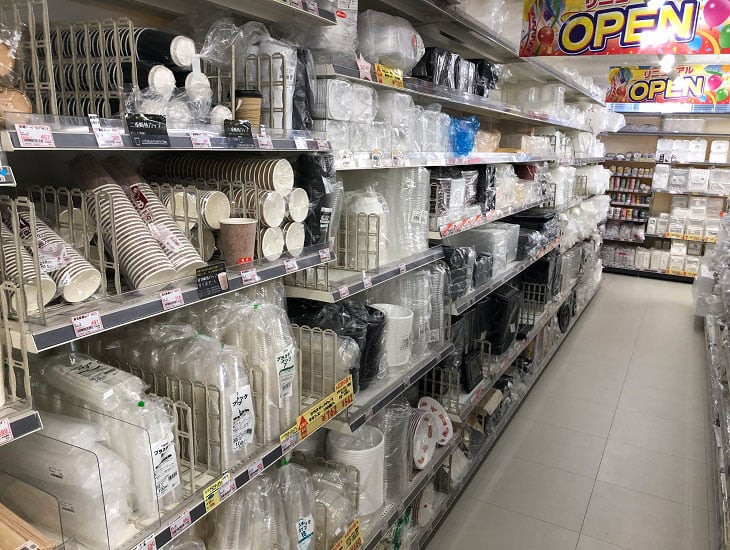 業者の商売繁盛を支える食品包材をはじめ、文具、包装資材、店舗用品を豊富に揃え、また一般の方にも買いやすいように小分け販売を展開中です。取りまとめの価格のご相談もお気軽に！いつ来ても楽しいA・Z札幌西店にどうぞご来店ください。