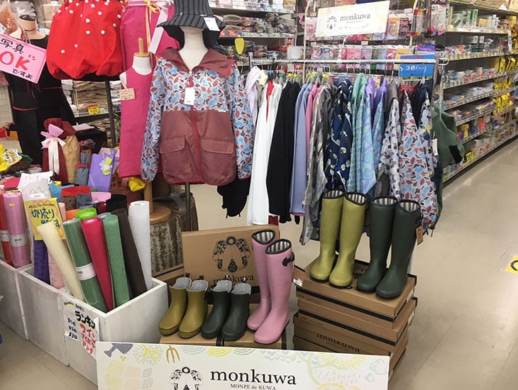 当店は、食品包材・ラッピング用品・イベント用品・文具など種類も豊富に取り揃えております。生産者の方や店舗をお持ちの方、手作りお菓子を包みたい・・という方まできっと何かが見つかるお店です。スタッフまで色々とご相談ください。