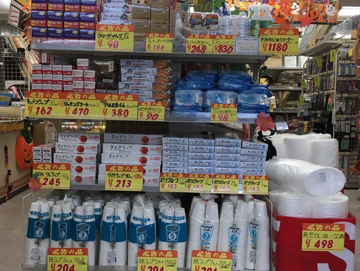 当店は、業者の方から一般の方まで幅広く御利用頂けるよう、包装資材をはじめ店舗用品、事務用品、食品包材など多種多様に商品を揃えております。また、季節ごとのイベント商品も取り揃えておりますので、ぜひ皆様方の御来店をスタッフ一同、心よりお待ちしてます。