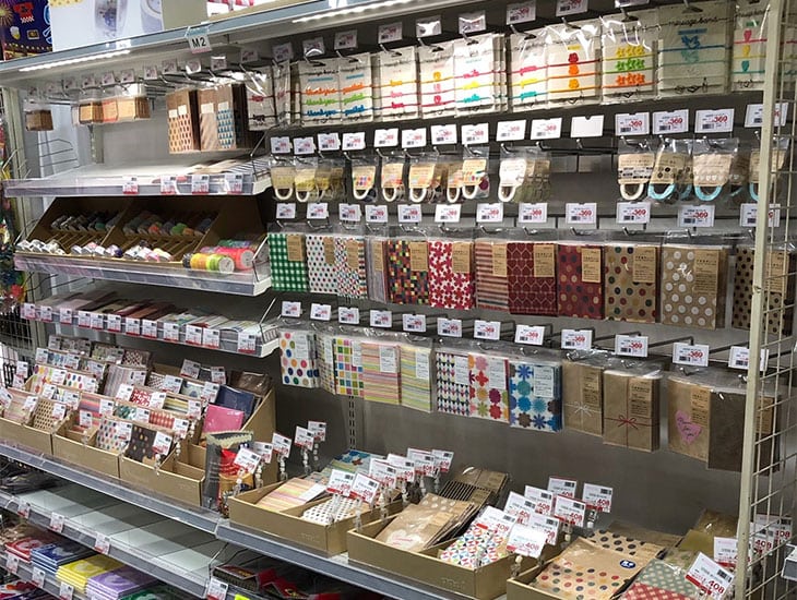 当店は袋類、文具、リボン、食品包材など、包装資材の専門店です。特に飲食店様には一見の価値あり！一般の方から業者の方まで幅広くご利用頂け、山口県一の品揃えを目指し、お客様のご相談に対しての「ありません」はタブーとしております。なんでもご相談ください。