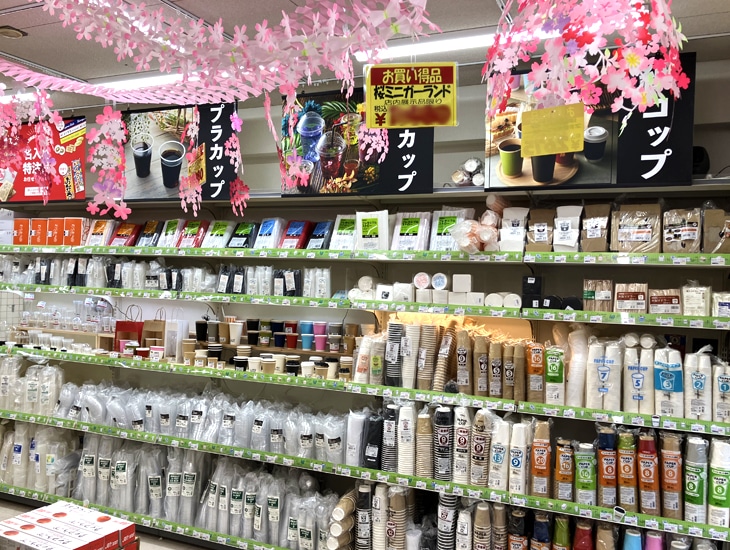 当店は、包装資材・店舗用品の専門店として、地域の皆さまの「お店づくり」「ものづくり」をサポートしています。<br>食品用容器や袋、ラッピング用品、梱包資材、消耗品まで幅広く取り揃え、業務用はもちろん、個人のお客様もお気軽にご利用いただけます。また、様々なシーンやご予算に合わせたご提案も可能です。スタッフ一同、丁寧で分かりやすい接客を心がけ、皆さまのご来店をお待ちしております。