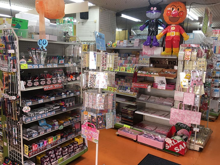皆様から街の袋屋さんとしてご利用いただいています当店ですが、意外と箱も充実しております。白いフリーボックスが27サイズ、素朴な風合いのナチュラルボックスが28種類もございます。その他ギフトボックスやダンボールなども各種取り揃えております。