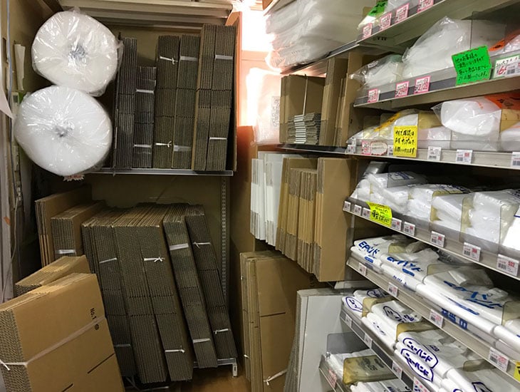 店外まで商品があふれ出し、間口は小さいですが奥行きの深い店です。中に入れば入るほど楽しくなります。18坪ほどの店ですがそんなことを感じさせない位、これでもかと思うほど商品満載。名鉄堀田駅より300m地下鉄堀田より南徒歩７分高速堀田出口西。