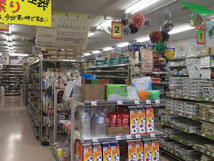広く明るい店内に約5000アイテムを取りそろえ、元気なスタッフが丁寧に応対します。ラッピングのアドバイスもしていますのでお気軽にご相談下さい。又、季節のディスプレイ用店内装飾品も多数取りそろえております。<br>詳しくは関連サイト(公式HP)もご参照下さい。