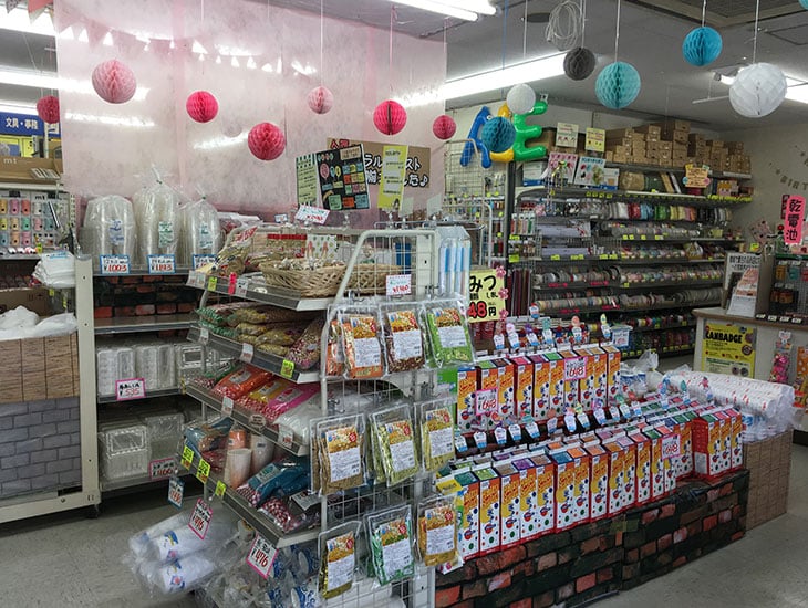 当店はお客様が必要とされる店作りをめざし、季節の移り変わりを意識した展示でお客様をお待ちしています。お店にない商品でも相談いただければ一生懸命探します。<br>いつでもお客様の要望に応えながらお客様と共に成長していきますのでなんなりとお申し付けください。