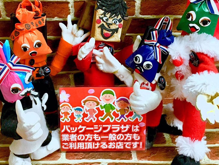 「ここならある！と思って来店しました。」そのご期待に添える様に私達の店作りは日々、お問い合わせの答えを反映させる事を大事にしています。お客様のご要望を軸に専門店として定番品からぜひともおすすめしたい新商品に至るまで、限られたスペースにぎゅぎゅっと商品を販売しています。お品物の材質を実際に肌で感じて頂きたい。皆さまのご来店を心よりお待ちしております。