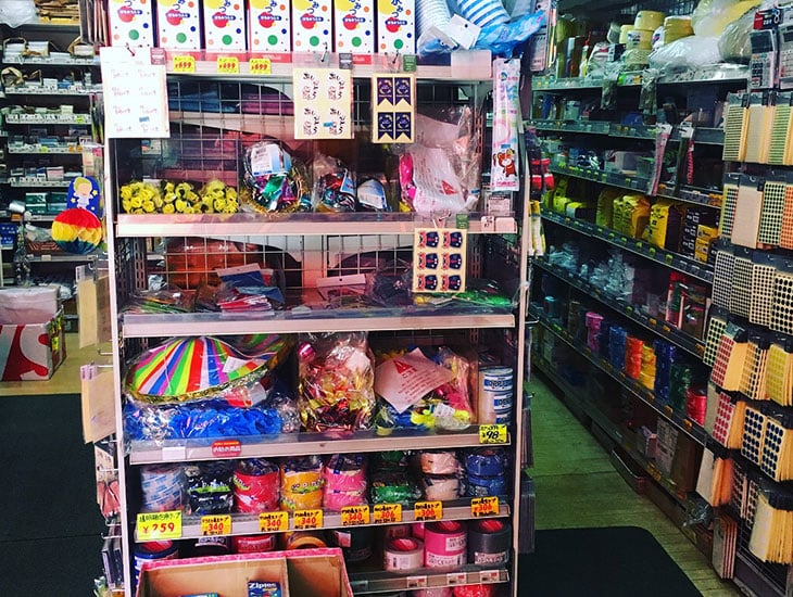 こんな商品があったのかと思う様な便利で役立つ商品が店内にはいっぱいあります。また当店の一押しは箱と紙袋。特に箱はお客様の用途・価格等の御希望に添える商品が充実しています。是非一度ご来店ください。店員一同お待ちしております。