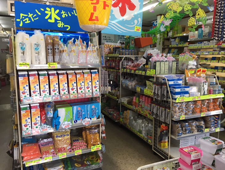 イベント用品や生活用品を多く取り扱っております。定番のラッピング用品や生活雑貨用品・事務用品なども用意しております。一般の方から業者の方まで幅広くご利用いただけるお店です。是非ご来店ください。