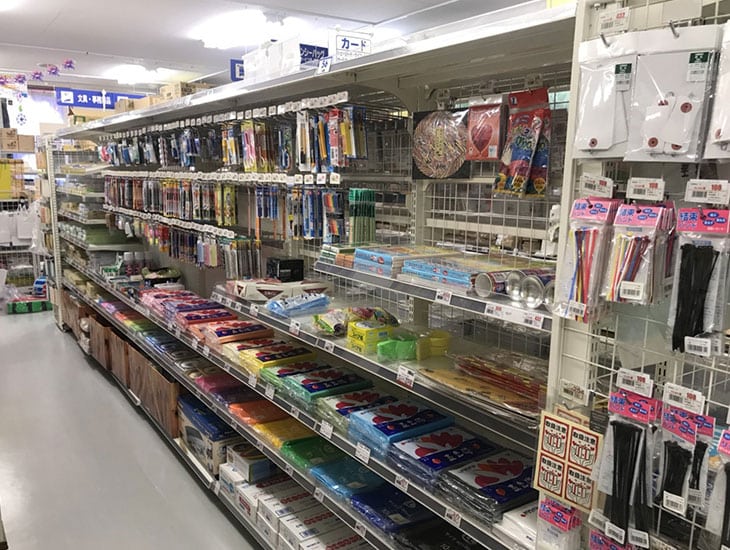 当店は地域密着型の店舗として、包装資材、食品容器等多数取り揃えております。また、菓子食材、イベント用品等ワクワクするような品揃えで業者の方から一般の方まで楽しんでいただけるお店を目指しております。心よりご来店をお待ち申しあげております。