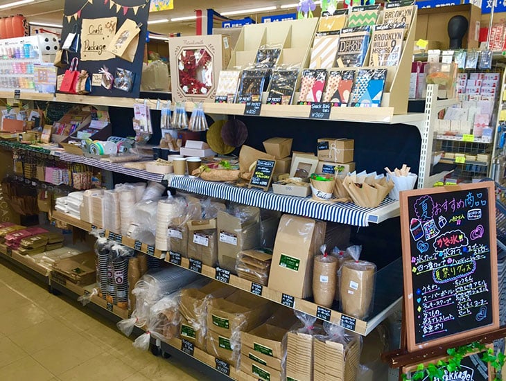 郊外店の利点で15台以上収容可能な駐車場を完備し、60坪という広い店内スペースに豊富なアイテムを取り揃えています。季節感、流行を意識した商品達に、いつ来ても新しい発見が出来るはず。気軽に遊びに寄るだけでも楽しいお店です。