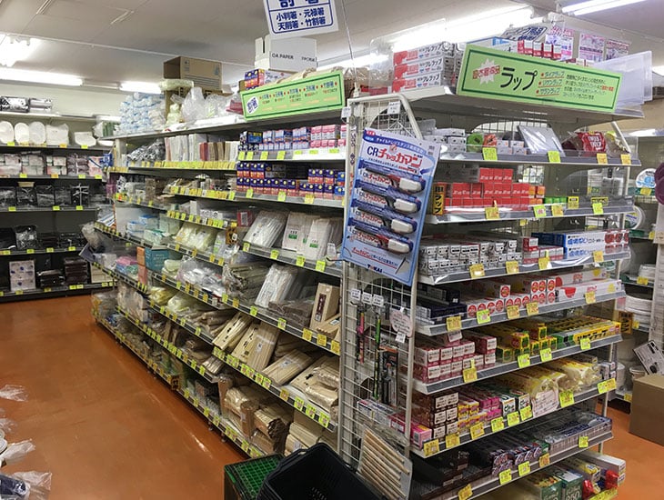 当店では、店舗用品・ラッピング用品・事務用品・食品包材・弁当容器など、業者の方から一般の方までご利用できる商品を幅広く品揃えしております。また、店内にない商品でもお取り寄せもいたしますのでお気軽に従業員まで申し付け下さいませ。