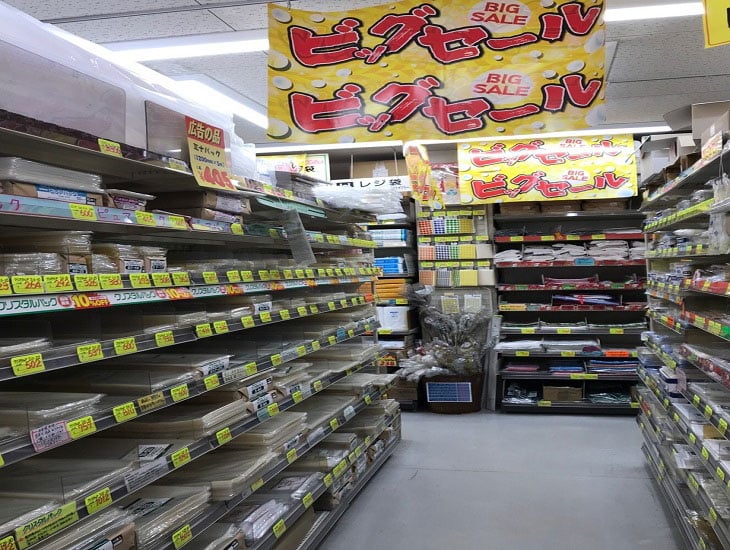 包装紙や紙袋などの紙製品、OPP袋やポリ袋などの化成品、リボンなどのラッピング用品の他、事務用品や食品容器などを取扱いしています。<br>駐車場壁の赤い看板が目印です。是非ご来店下さい。