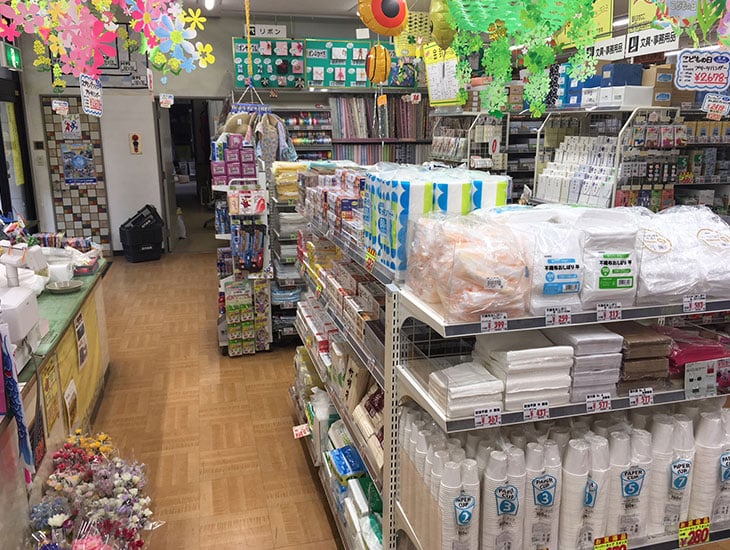 あなたのお店、あなたの暮らしを元気にする、あれこれ便利なお店です。業者向けの包装資材や食品容器、ＰＯＰや記章なども取り扱っております。ぜひ一度ご来店下さい。年に数回ビッグセールを実施しております。ＤＭご希望のお客様は御連絡下さい。