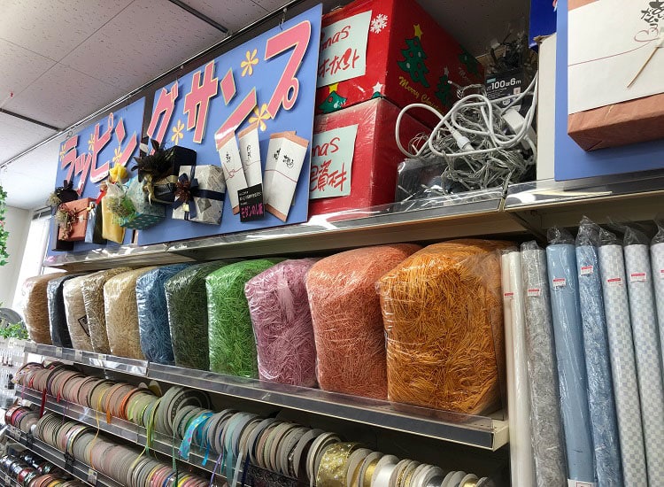 こんにちは！当店では包装資材やイベント商品を中心に、個人の方から業者の皆様まで、地域のニーズに合った親しみやすい店舗作りを目指しています。気軽に入れるお店です。スタッフ一同ご来店を心よりお待ち致しております。