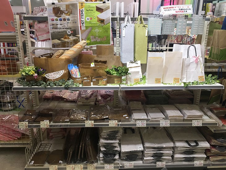 当店ではお客様のご希望に沿った商品をご提案出来ますよう、心掛けております。種類豊富な紙袋は随時新柄や新商品が入荷します。包装紙、リボンも自慢の品揃え！その他にも食品容器、製菓材料も多数取り揃えております。皆様のご来店お待ちしております。