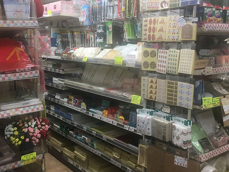 こんにちは！明石「魚の棚」のP／Pサンエイです。当店、包装資材はもとより製菓製パン材料の販売にともないレシピもご用意致しております。ラッピング用品もリボン包装紙等色々取り揃えていますので遠慮なくご相談下さい。ご来店お待ちしております。