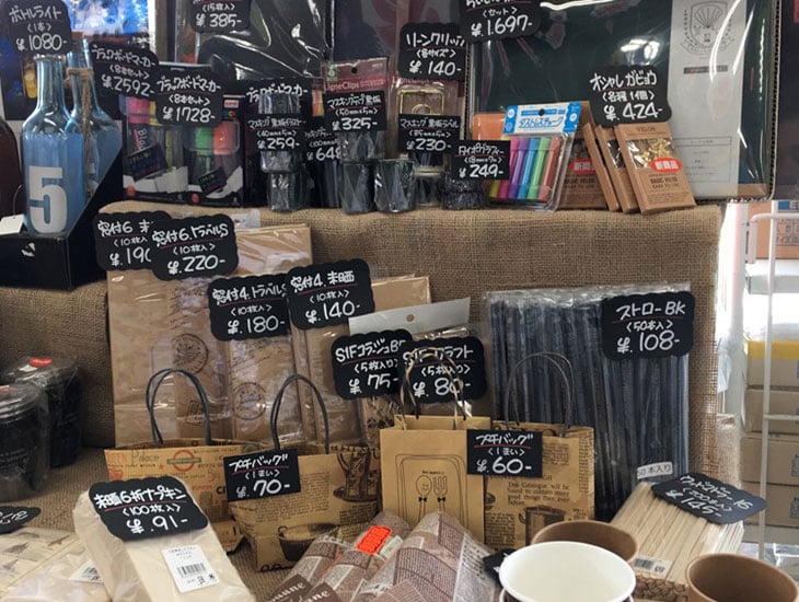 POP用品、リボン、紙袋、ポリ袋、包装紙、事務用品、店飾、季節の商品、その他にも色々、取り揃えてあります。業者の方から一般のお客様まで、笑顔がモットーの私達が、お待ちしております。