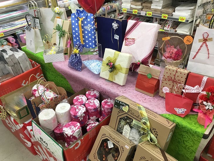 「あってよかったパッケージプラザ坂出店！」と地域の皆様に信頼され、何でも気軽に相談して頂けるようなお店を和顔愛語の精神で目指します。「元気印一番店」を合言葉に、お客様を元気に明るくお迎えします。広い駐車場もあります！安心してご来店下さい。