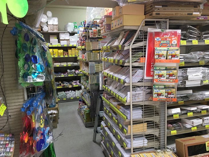 国際通りと公設市場の中間に位置しており、包装用品・商店用品・生活用品・パーティーグッズ等が店内所狭しと溢れ、掘り出し物が見つかりそうなお店です。貴店名入れオリジナル袋も出来ます。皆様のご来店をお待ちしております。