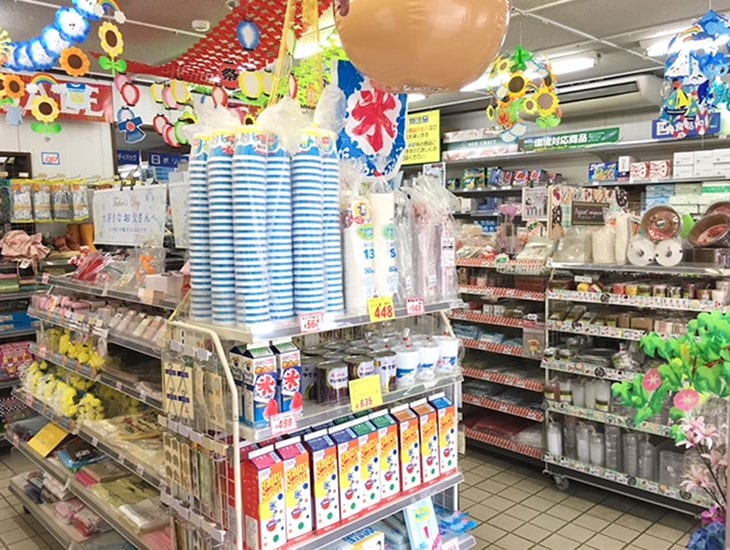 当店では包装資材・食品容器・文具事務用品を多数取り揃えて皆様の御来店をお待ちしております。イベント・季節・お祭り商品も豊富に販売しており、お取り寄せ、名入れも承っております。お気軽にお声掛けくださいませ。皆様のお越しをお待ちしております。
