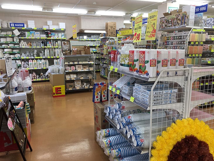 当店はお客様に必要とされる店舗をめざしております！業者のお客様も一般のお客様も来店・問い合わせ大歓迎♪店頭にない商品でもお探し致します！<br>また「のぼり」「紙袋」「レジ袋」「箱」など様々な『名入れ』商品も作成可能です！なんでもご相談ください！