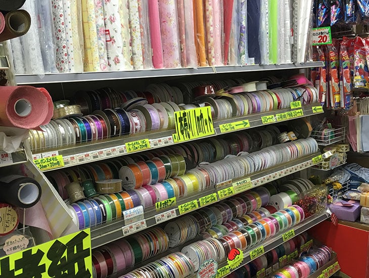 紙製品・化成品・事務用品・ちょっと面白い物まで、低価格で良い商品をいろいろ取り揃えています。ラッピングについての簡単なご相談もお聞きしています。わからない事があれば、何でも店員までお聞き下さい。枚方に来られたら、ぜひ一度お立ち寄り下さい。