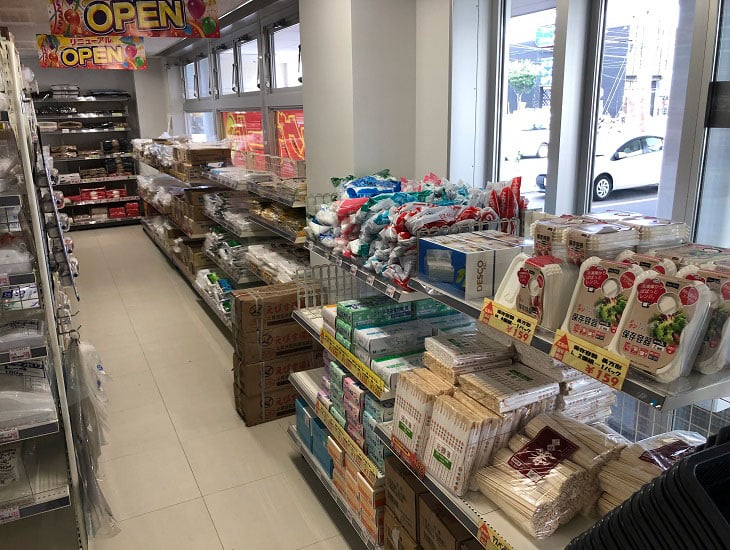 業者の商売繁盛を支える食品包材をはじめ、文具、包装資材、店舗用品を豊富に揃え、また一般の方にも買いやすいように小分け販売を展開中です。取りまとめの価格のご相談もお気軽に！いつ来ても楽しいA・Z札幌西店にどうぞご来店ください。