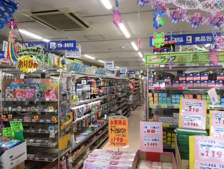業者の方から一般のお客様まで御来店頂けるように、包装資材を中心に食品容器・衛生用品・季節やイベントの店飾など色々取り揃えております。食品容器や家庭雑貨など品揃えを強化しました。地域一番の品揃えでお待ちしております。