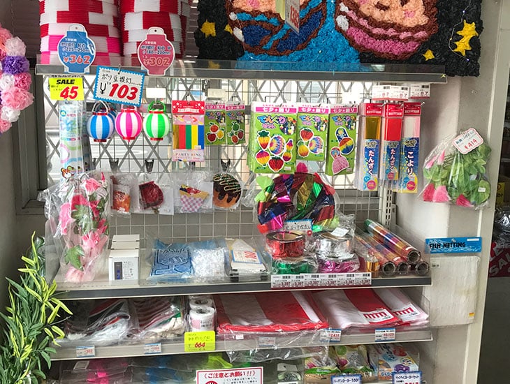 一般の方から業者の方まで幅広くご利用頂けます。当店の特徴は、業務用食品包材をメインに全て卸価格で、その他包装資材も豊富に取り揃えております。又、お取り寄せや名入れ別注品も、何なりとお気軽に御相談下さい。