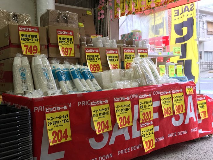 季節に応じた商品を一年を通して用意致しております。包装紙・紙袋・ポリ袋・リボン・事務用品・POP用品等、品揃えの多さ、探していたものが見つかるかもしれません。一般の方は勿論、プロの方にも満足していただけるお店です。是非お立ち寄りください。