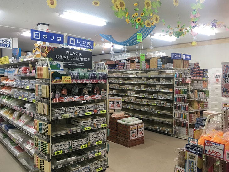 包装資材、食品容器、事務用品、イベント用品など様々な商品を取り揃えております。復興にはまだまだ時間がかかりそうですが、地域密着店舗として、お客様が少しでも元気になれるよう、スタッフ一同笑顔で皆様のご来店をお待ちしております。