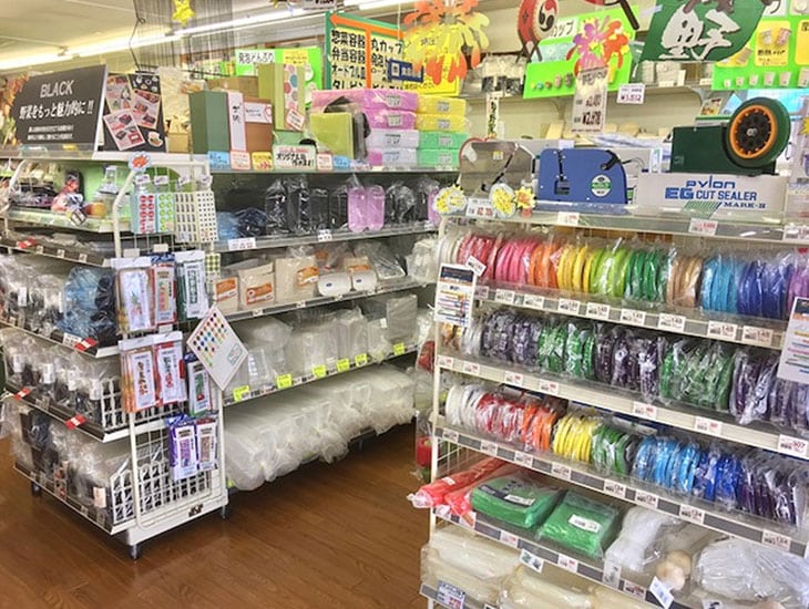 農業資材の充実・・今までのボードンパックに加えて厚手のタイプや柄付、マチ付など種類豊富になり、ネット等も加わりました。食品包材の充実・・弁当容器やフタ付どんぶり、スープカップ等少量でお求め安くなりました。今からの季節に是非ご利用下さい。