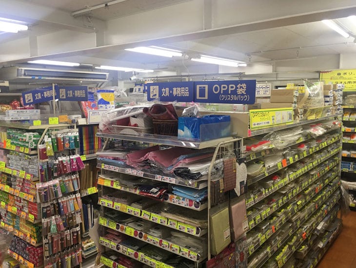 各種イベントに、発泡の皿、おわん等の定番品はもちろん、包装用品全般、環境素材の容器、木製スプーンまた、キャンディレイ専用袋等実用的な商品まで色々揃えております。2階売り場には、弁当、惣菜用の容器など業務用商品をご用意しお待ち致しております。