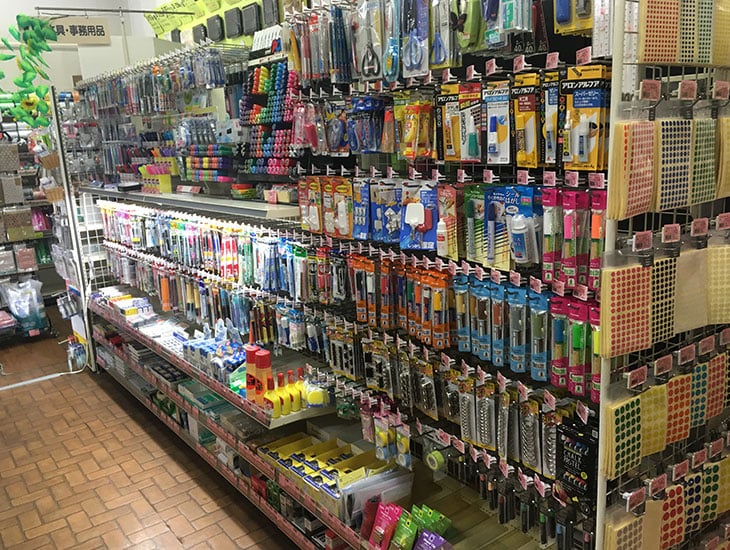 当店は季節のイベント、ホームパーティー等に最適なペーパーウェアやバースデーグッズを多数取り揃えております。メッセージカードも充実！！紙袋、包装紙、人気のマスキングテープは驚きの品揃えです。是非ご来店下さい。