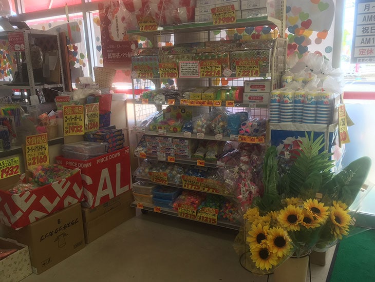 まずは入って見て下さい。季節ごとの店飾やラッピング用品をコーナー展開しています。パッケージ用品というジャンルにとらわれずパーティーグッズやお祭グッズなどもあります。ますます品揃えを充実させご来店をお待ちしております。