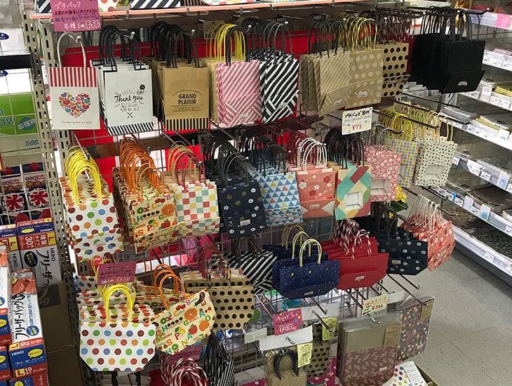 当店は、食品容器、包装資材、店舗用品など幅広く取り揃えております。２階には印刷工房を併設しておりますので、名入れ別注品のご相談などありましたらお気軽にお尋ねください。