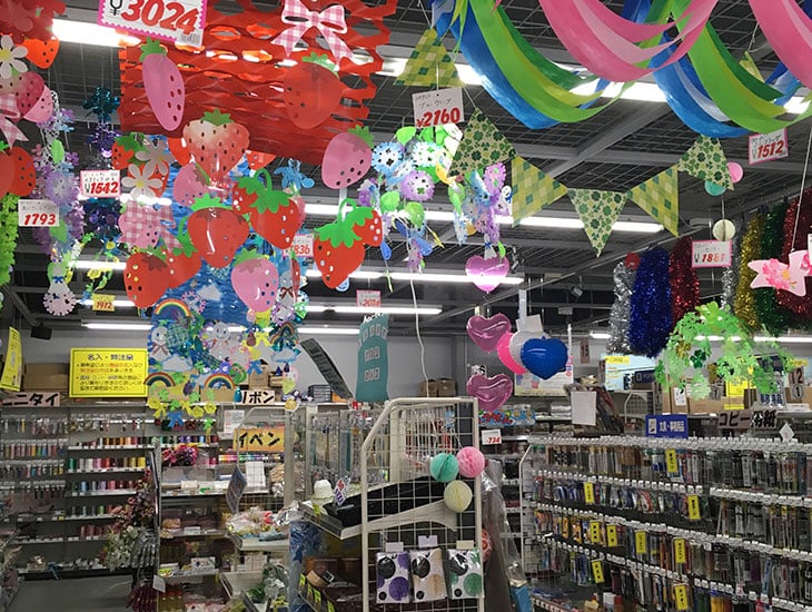 一般の方から業者の方まで幅広くご利用いただけます。季節のイベントに合わせた商品や大切な人に贈るラッピンググッズも多彩に揃っています。ラッピング講習会も定期的に行っています。ポップコーン・わた菓子等の機械のレンタルも行っています。詳しくは関連サイト(公式HP)もご参照下さい。