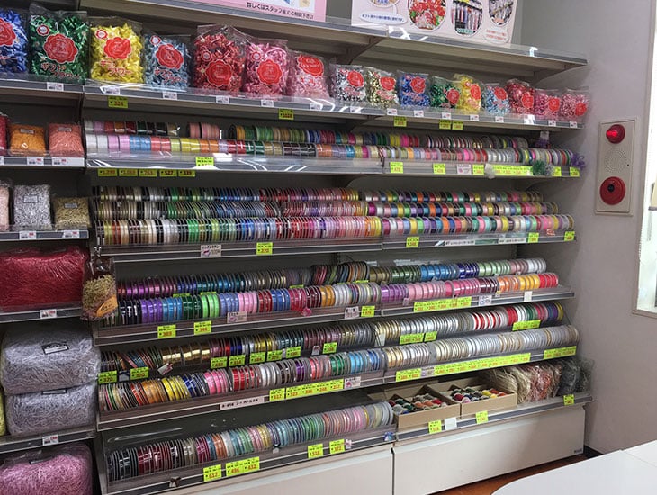 生活用品、店舗用品、何でも揃う便利なお店です。季節に合わせて楽しい商品山積み！お店に来て頂いてラッピング、ディスプレイなどわからない事ありましたらスタッフに一声かけて下さい。一緒に考えます。何でもお答え致します。ご来店お待ちしております。
