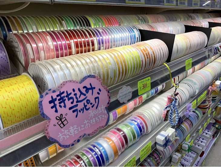 包装資材の専門店だからできる紙袋１枚からのご提案。ラッピングアイテムはもちろん文具・食品包材・梱包資材まで幅広く取り扱っています。商品持ち込みのラッピングにも対応しています。皆様に『一番近いお店』マエダです。