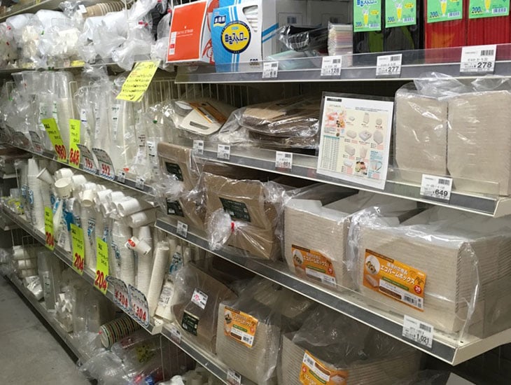 当店は、業者の方から一般の方まで幅広く御利用頂けるよう、包装資材をはじめ店舗用品、事務用品、食品包材など多種多様に商品を揃えております。また、季節ごとのイベント商品も取り揃えておりますので、ぜひ皆様方の御来店をスタッフ一同、心よりお待ちしてます。
