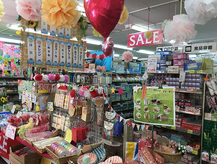 『水の都西条』、伊予西条駅近く、赤い看板のお店です。目指すは「もっと楽しく、もっと便利にあなたを満足させたい」　イベント用品、ラッピング資材、食品包材、事務用品等々あれこれ楽しいお店です。ご来店お待ちしております。