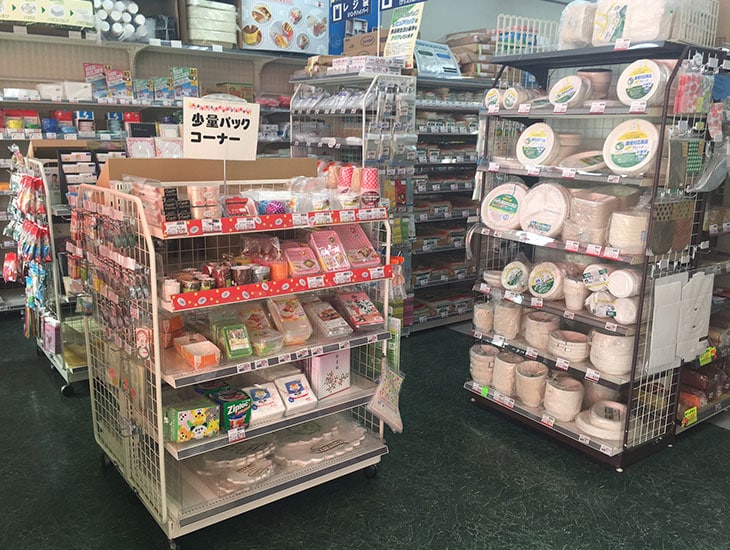 たくさんの品揃えと笑顔あふれるスタッフの元気で明るい接客をモットーに皆様を心よりお待ちしております。テイクアウト資材から農業資材まで幅広い品ぞろえをしております。お車でのご来店にも駐車場を完備しております。ぜひご来店下さい。