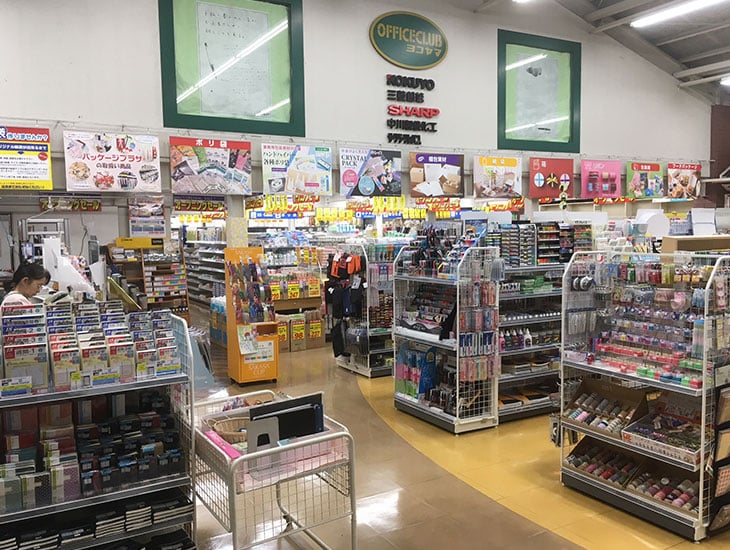 昭和５年創業の文具屋にパッケージプラザが併設され、文具屋ならではの文具の品揃えに加え、パッケージプラザの豊富な包装用品を取り揃えております。店舗で使用する業務用から、一般家庭で使用する個人用まで、あれこれ便利な商品でニーズにお応えできるお店です。