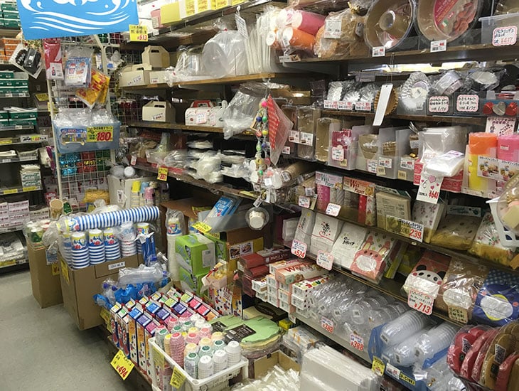 当店ではイベント用品やテイクアウト容器を幅広く取り扱い、ラッピング用品やパン資材・菓子資材を豊富に揃えております。オリジナル、別注資材についてもお気軽にご相談ください。スタッフ一同ご来店を心よりお待ちしております。