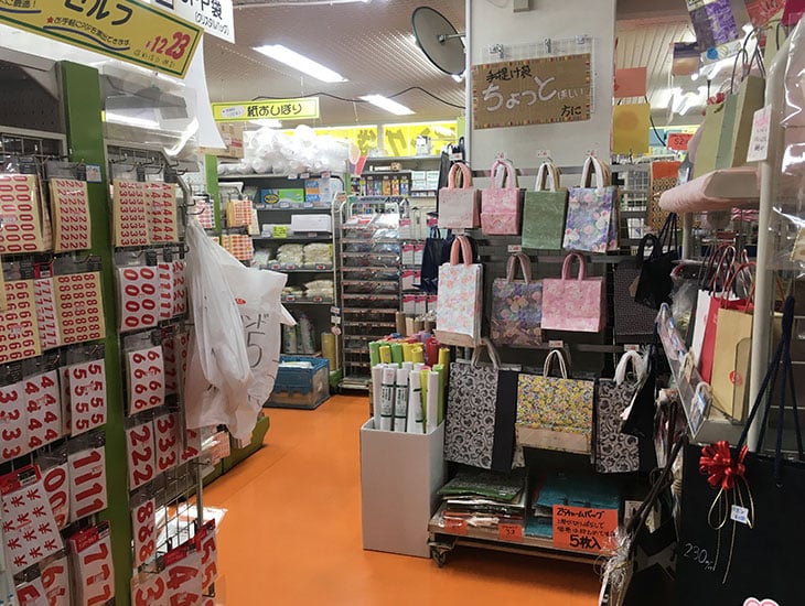 皆様から街の袋屋さんとしてご利用いただいています当店ですが、意外と箱も充実しております。白いフリーボックスが27サイズ、素朴な風合いのナチュラルボックスが28種類もございます。その他ギフトボックスやダンボールなども各種取り揃えております。