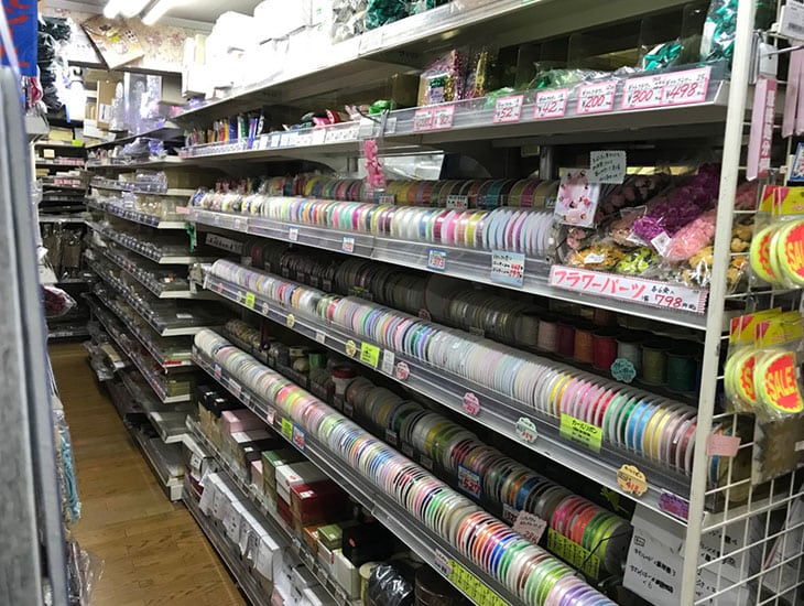 店外まで商品があふれ出し、間口は小さいですが奥行きの深い店です。中に入れば入るほど楽しくなります。18坪ほどの店ですがそんなことを感じさせない位、これでもかと思うほど商品満載。名鉄堀田駅より300m地下鉄堀田より南徒歩７分高速堀田出口西。