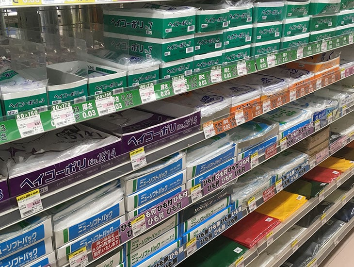 広く明るい店内に約5000アイテムを取りそろえ、元気なスタッフが丁寧に応対します。ラッピングのアドバイスもしていますのでお気軽にご相談下さい。又、季節のディスプレイ用店内装飾品も多数取りそろえております。<br>詳しくは関連サイト(公式HP)もご参照下さい。
